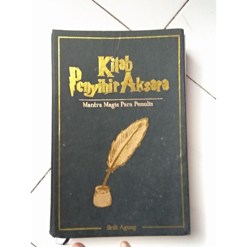 Kitab Penyihir Aksara oleh Brili Agung (preloved)