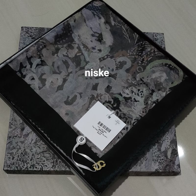 Buttonscarves ederra black