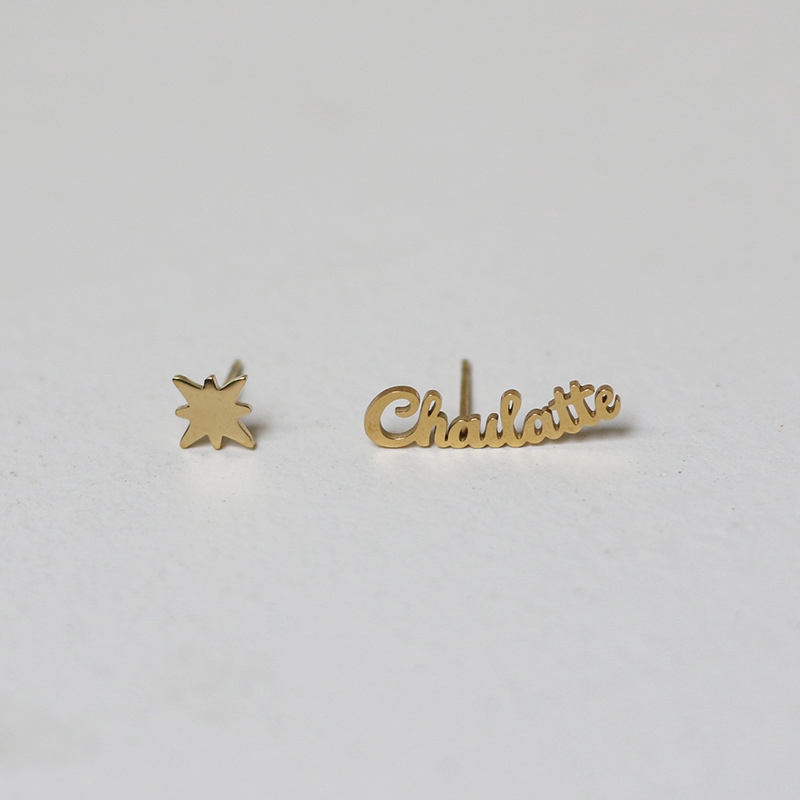1pc Anting Tusuk Motif Tulisan Nama Warna Emas Untuk Wanita