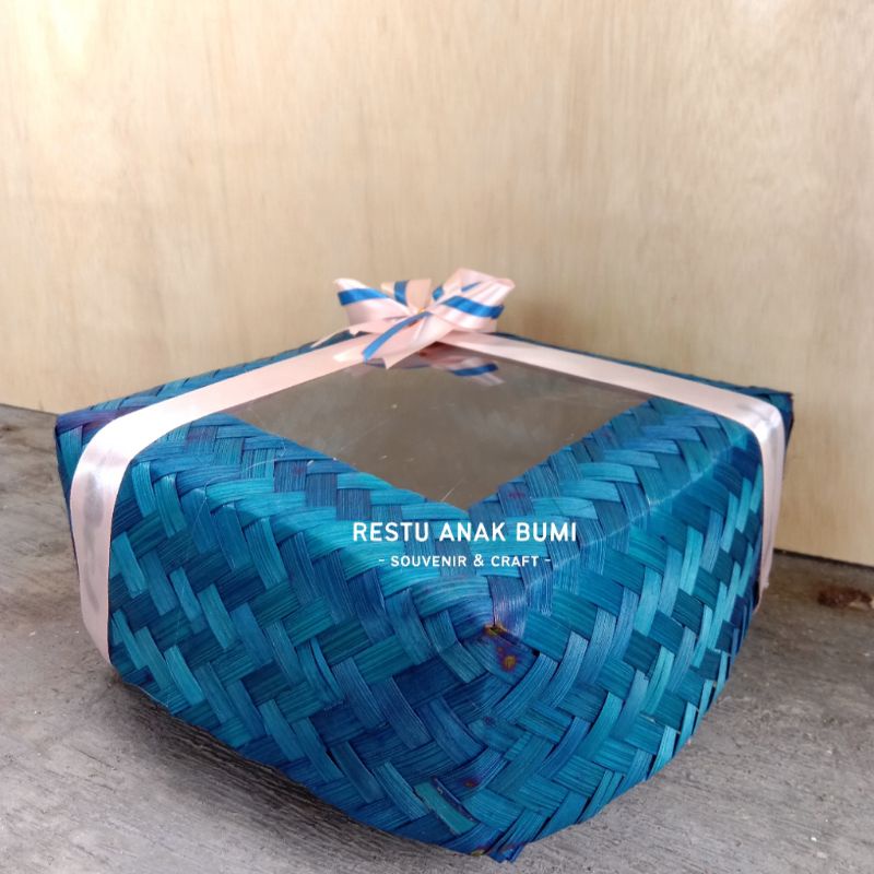 

Promo Besek Bambu 22cm Biru Mika Pita|Wadah Nasi|Tempat Saji|Sokase Bali|Hantaran|Hampers|Food Box|Kue