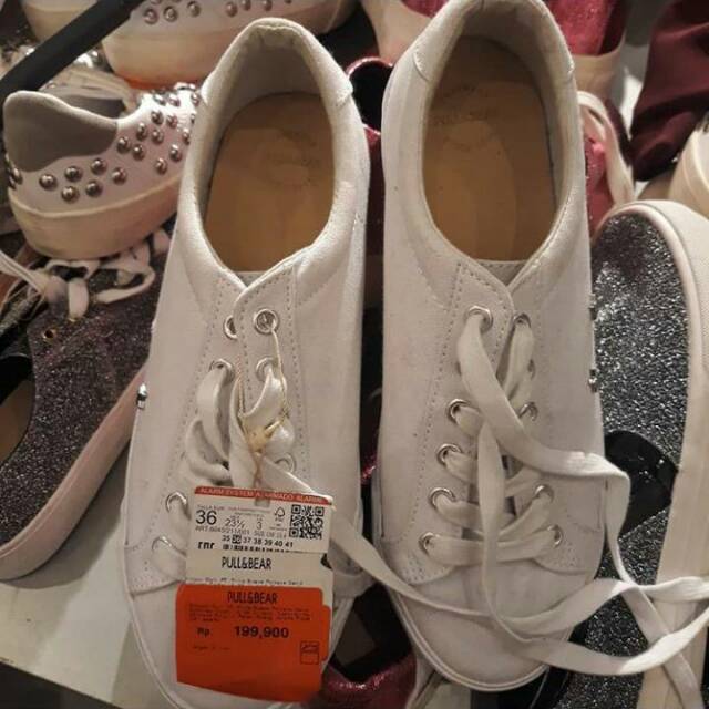 Preloved sepatu pull n bear putih / pull&bear sneakers