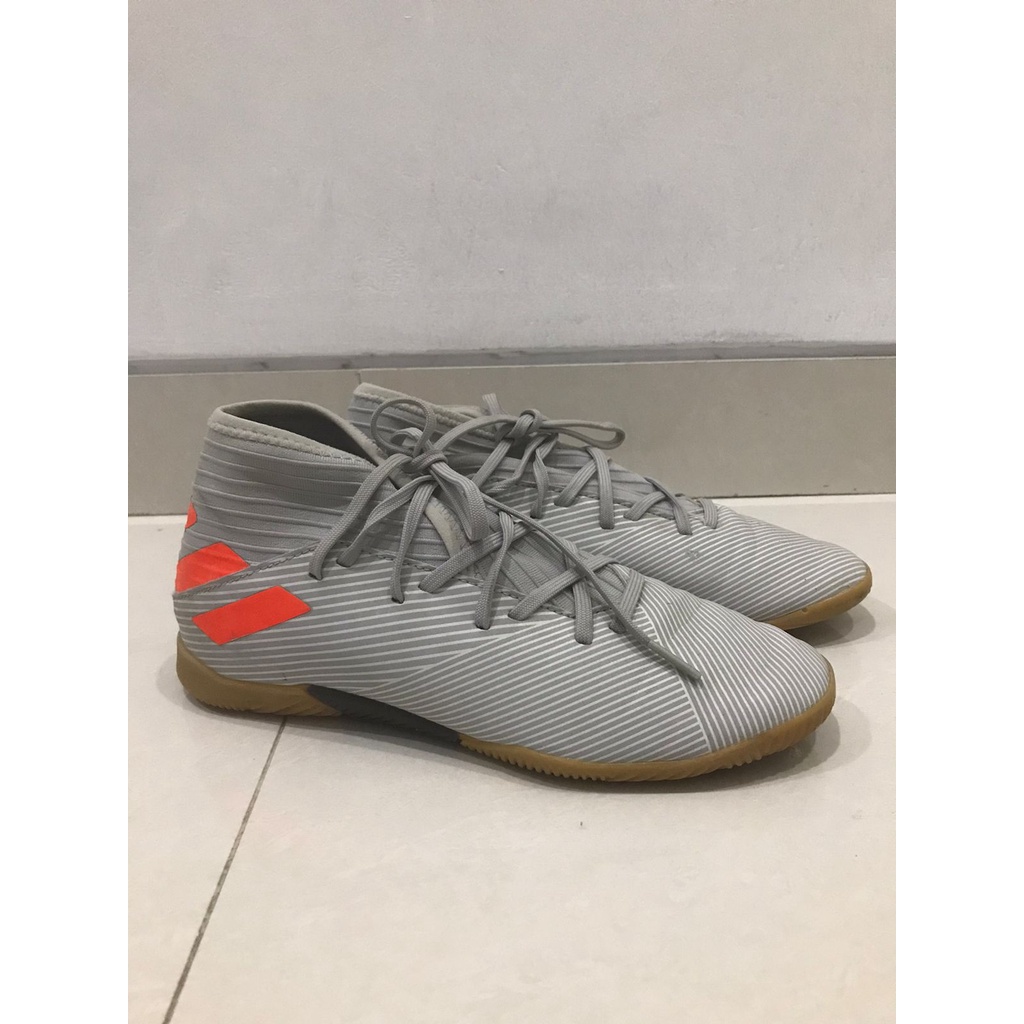 Sepatu futsal nemesis adidas warna abu-abu
