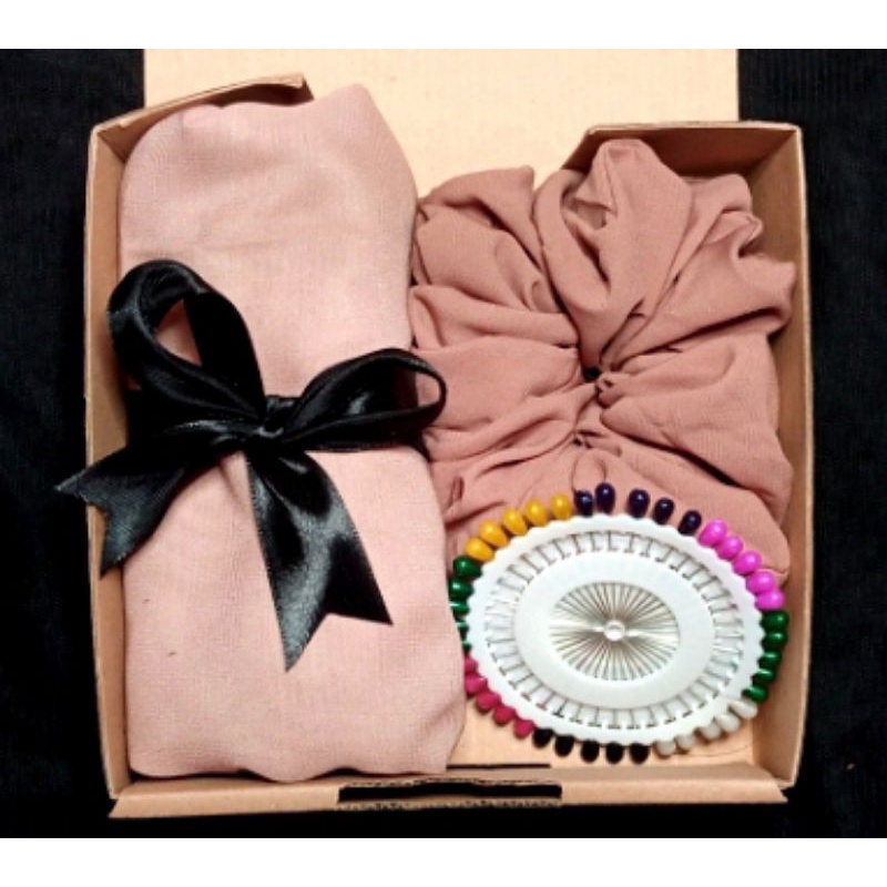

GIFT BOX PAKET 2 ISI HIJAB + SCRUNCIR + JARUM LINGKAR BY THIS.GIFTS | HAMPERS HIJAB | HAMPERS WISUDA | HAMPERS MURAH | HAMPERS KADO ULTAH | GIFT BOX MURAH |