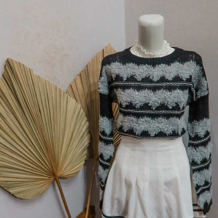 Sweater Crop Bershka Warna Abu Hitam