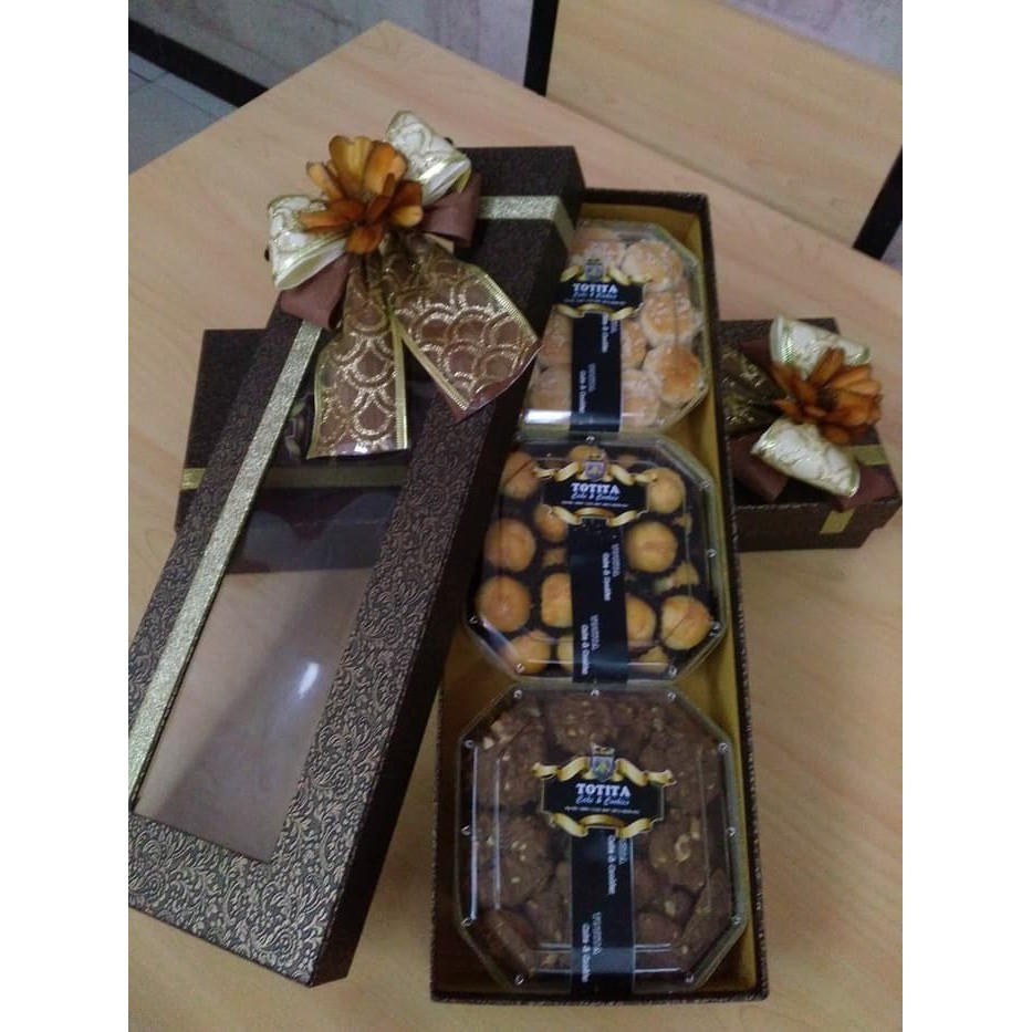 

Parcel Kue kering isi 3 toples