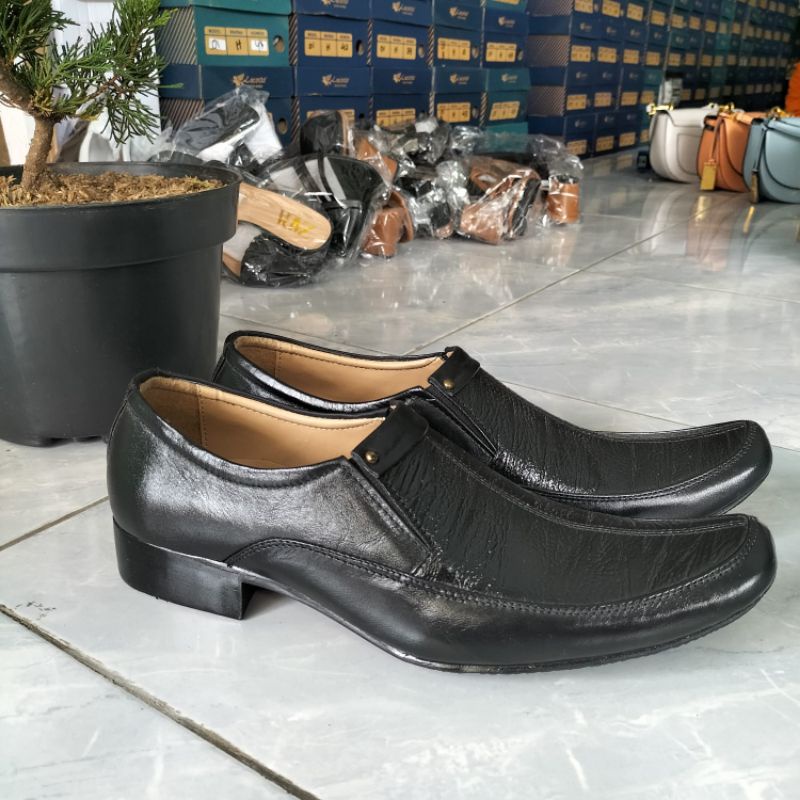 Sepatu kulit asli pria kantoran by Lacosta