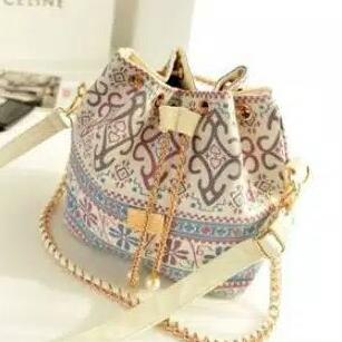 Tas Selempang Wanita Serut Karina Sling Bag Krem Import Kanvas