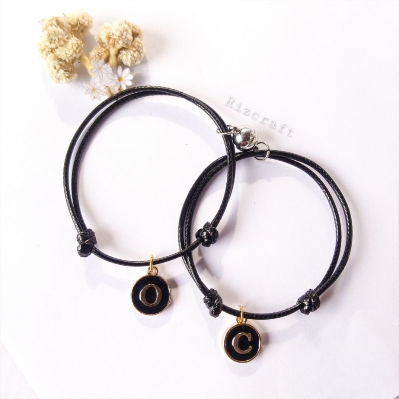 (Min Order 10rb bisa Mix gelang Lain) Gelang couple magnet Huruf Inisial bulat enamel Epoxy Premium Hitam Tali Waterproof