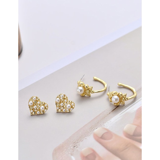 LRC Anting tusuk Fashion Golden Pearl Flower Hollow Metal Earrings D80645