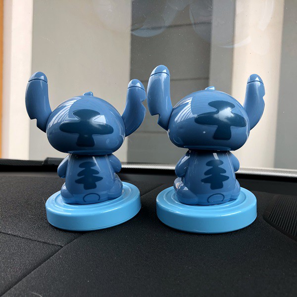 STITCH SOLAR POWER Boneka Figure Miniatur Pajangan Mobil Goyang Kepala Shacking Head