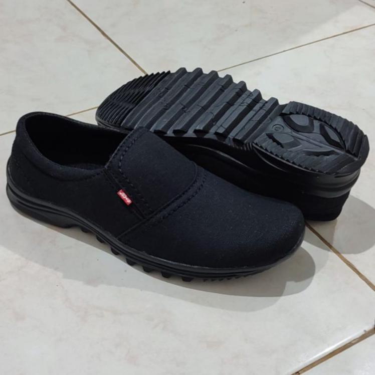 Penjualan Terbanyak.. Sepatu Slip On Laki Laki Dewasa Hitam Polos Casual Pria Tanpa Tali Terbaru Bua