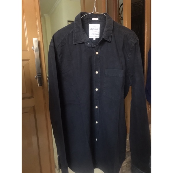 kemeja hitam dan celana bludru hijau