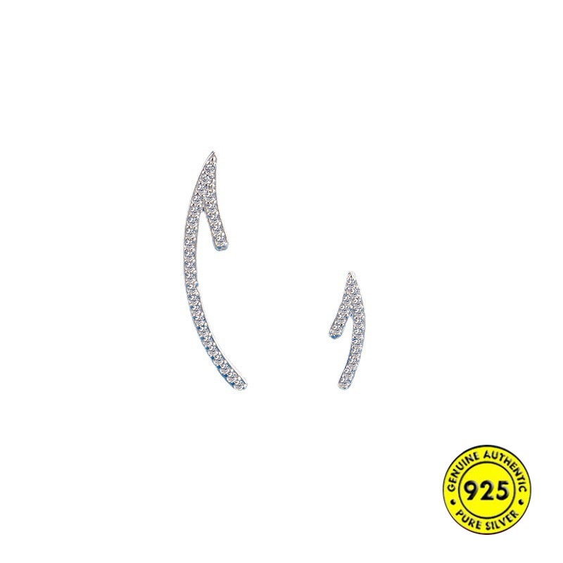 Anting Stud S925 Sterling Silver Bentuk Panah Asimetris Aksen Berlian Untuk Wanita