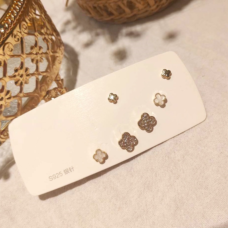 Anting Tusuk Bentuk Daun Clover Hias Zircon Gaya Korea Untuk Wanita