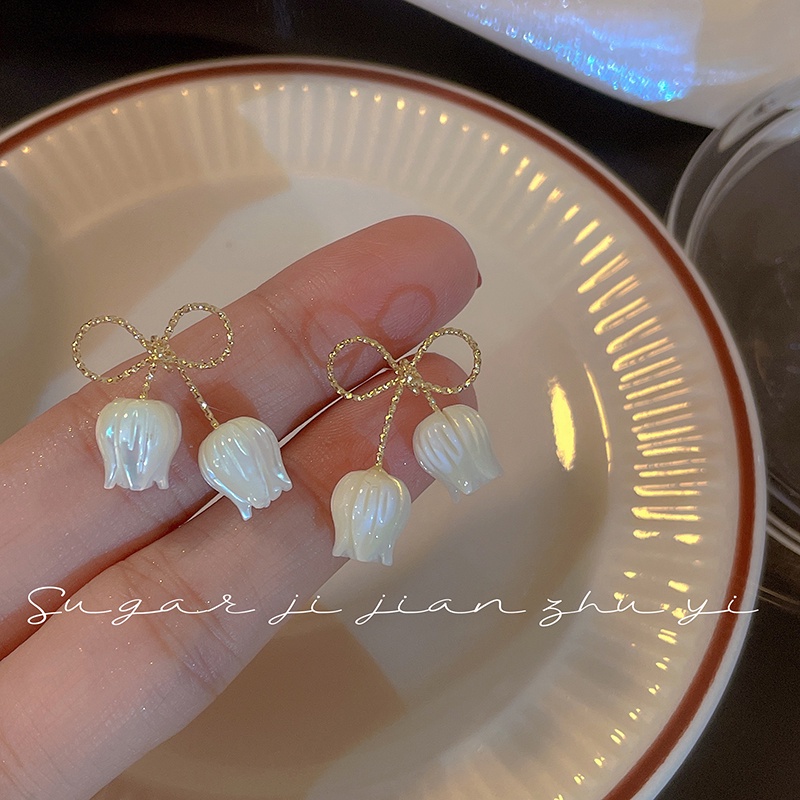 Anting Stud Desain Bunga Tulip Warna Putih Untuk Wanita