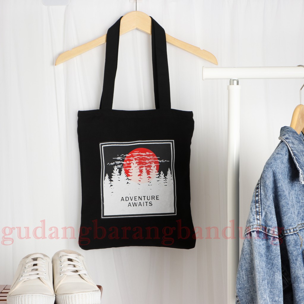 Tote Bag Kanvas Wanita Resleting Adventure Awaits dengan Desain Aesthetic yang Penuh Petualangan