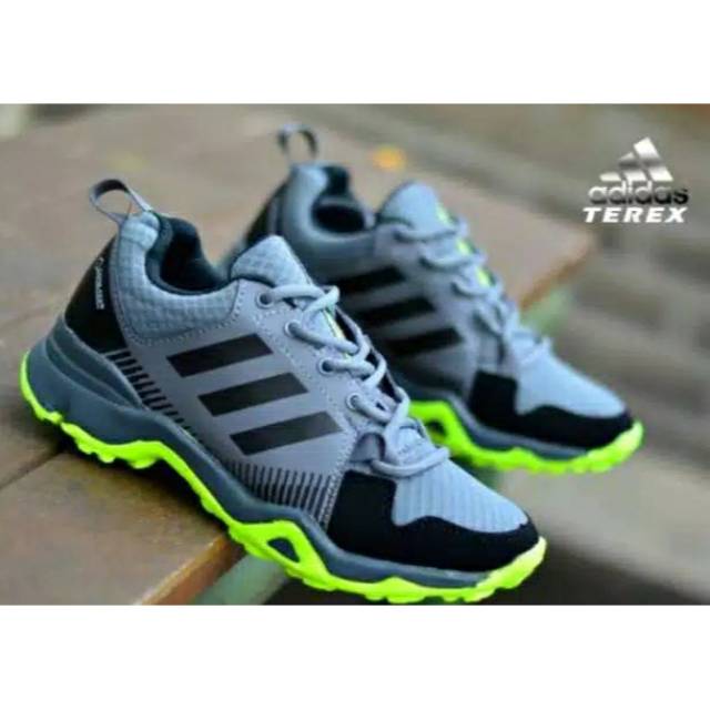 Sepatu Olahraga Adidas