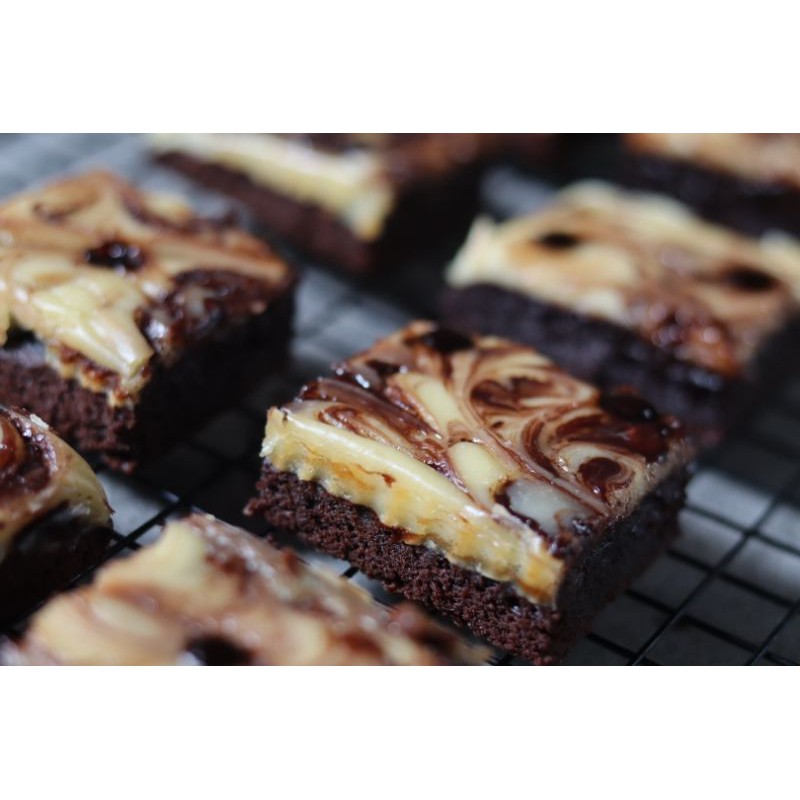 

Fudgy Brownies Topping Nutella Cream Cheese (tepung singkong 100%, gluten free)