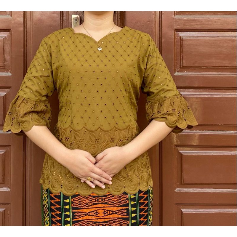 Blus Katun Bolong Bunga Trompet