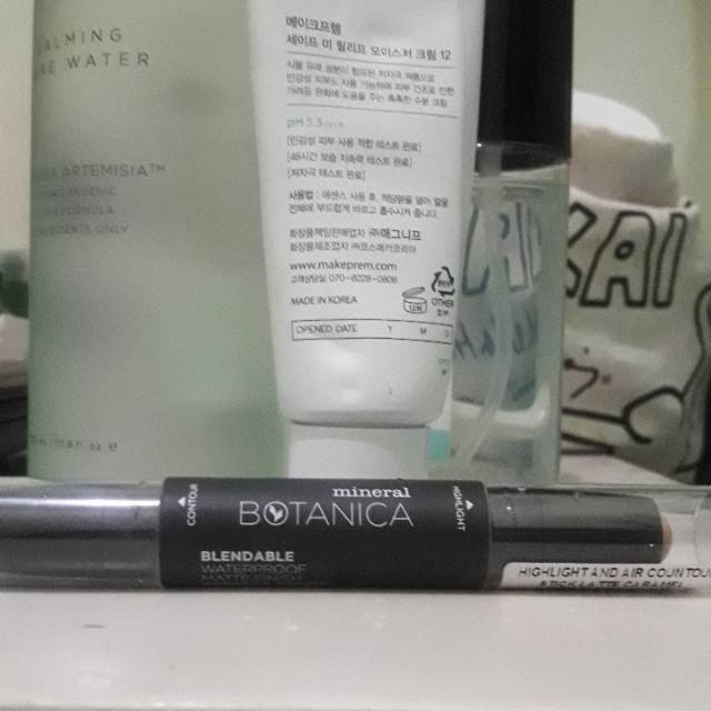 Mineral Botanica Contour dan Highlighter Stick