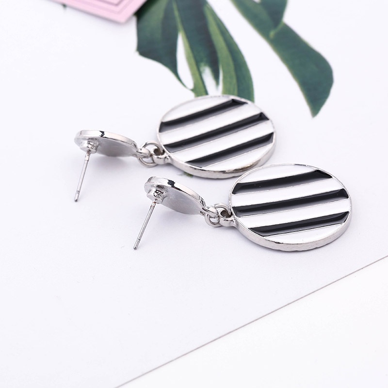 Anting Tusuk Gantung Desain Geometri Gaya Eropa / Amerika / Klasik Untuk Wanita