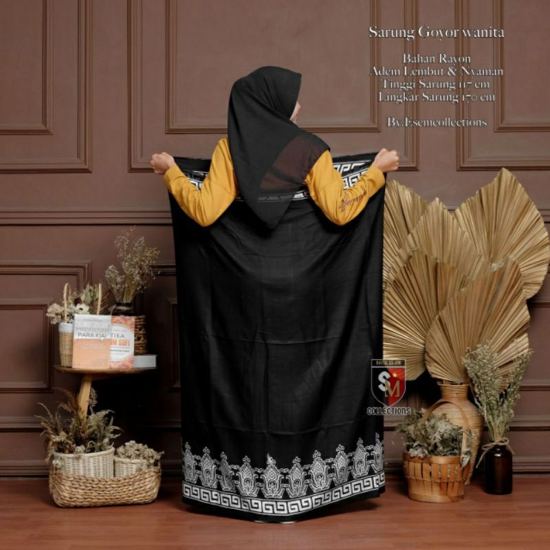 SARUNG MBAK SANTRI MOTIF KUPU WARNA HITAM DAN NANAS