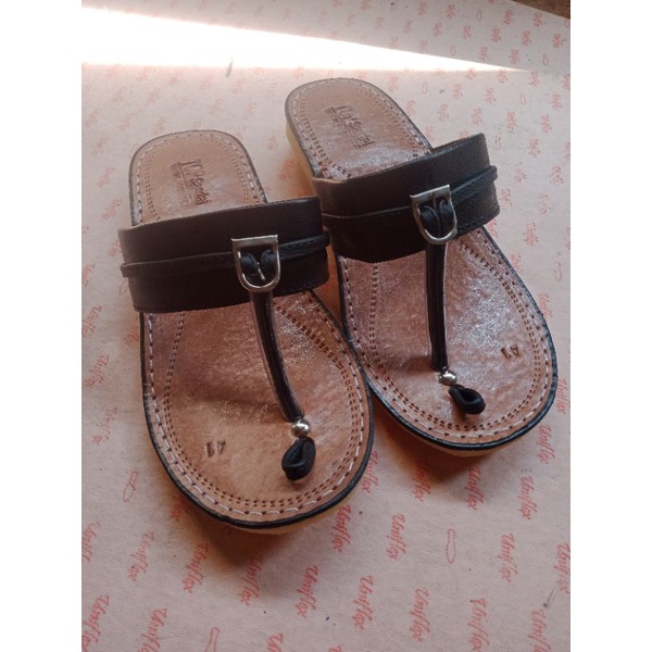 sandal pria kulit asli hitam coklat 39 40 41 42 43 model terumpah sendal tarumpah dewasa cowok selop bakiak bahan sol karet mentah kulit sapi garut murah original terbaru khas tasik berkualitas kekinian bagus casual coklat hitam tready