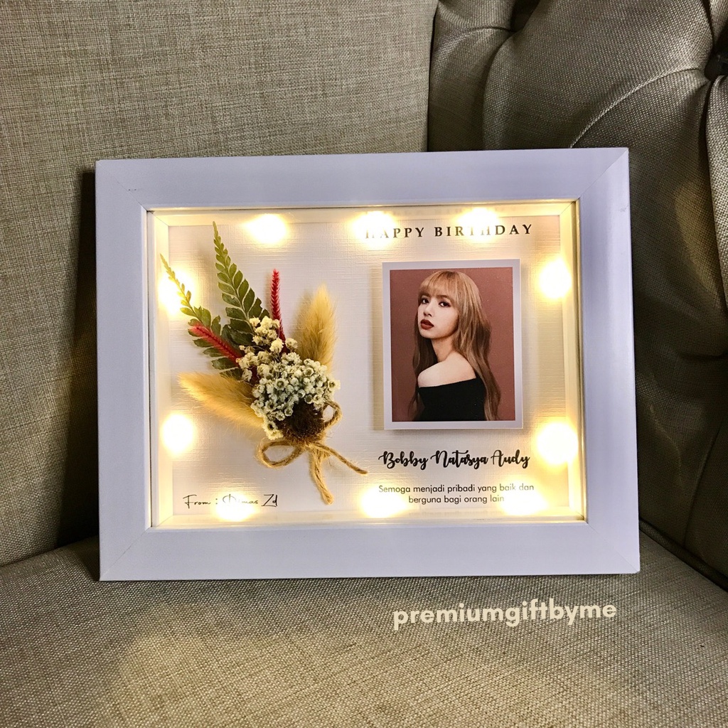 [CUSTOM] DRIED FLOWER PREMIUM FRAME 3D 6R 15x20 LED Kado Ultah Hadiah Pernikahan Wedding Gift Paket Wisuda Graduation Ulang Tahun Birthday Tunangan Engagement Bunga Kering Hampers Murah Estetik Aesthetic Sahabat Pacar Istri Bayi Box Figura Pigura Lampu