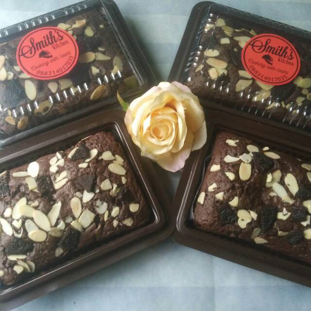 

brownies kecil 10x15cm toping almond