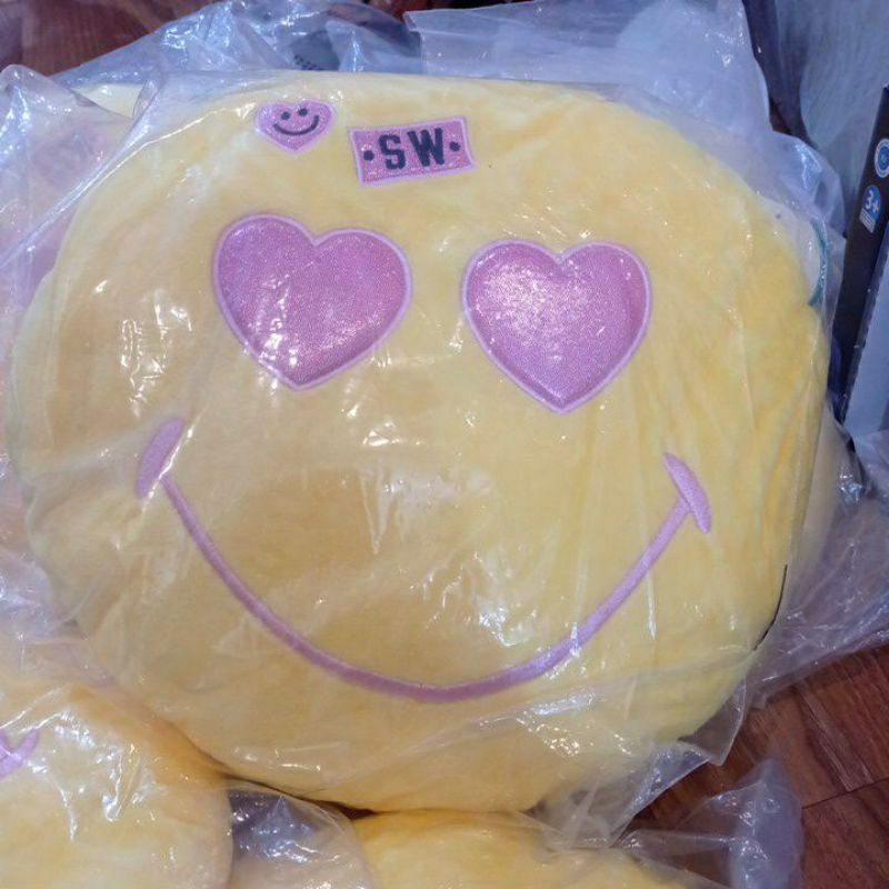 Bantal Boneka The Smileys love yellow