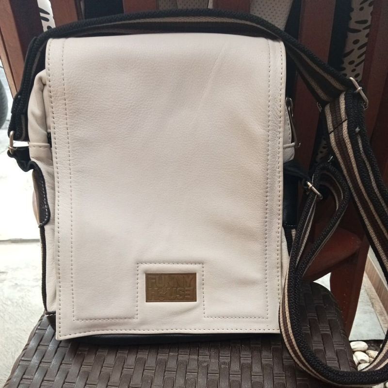 tas kecil slempang bahan kulit, warna putih (panjang; 20 cm, tinggi;  25 cm, lebar; 6 cm)