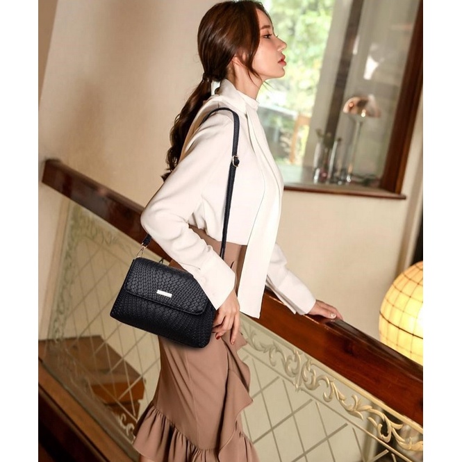 TFT AX200185 92844 AX844 B2018 C0650 D02488 E4178 R6056 D21 (1 KG MUAT 3) Tas Selempang Wanita Import Stylish Elegant