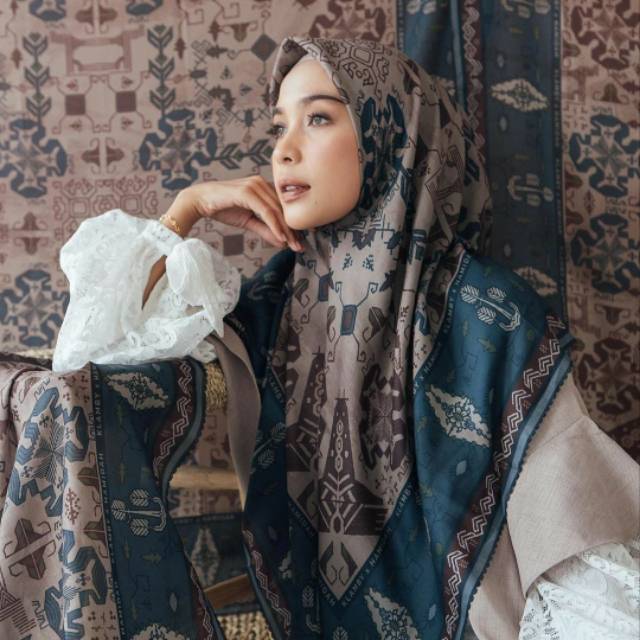 HIJAB SEGI EMPAT WEARING KLAMBY MOTIF SUMBA SCARF INDIGO KW SUPER PREMIUM COD GRAHAHIJAB