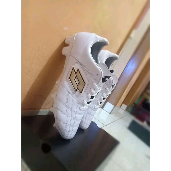 Sepatu bola kulit lotto