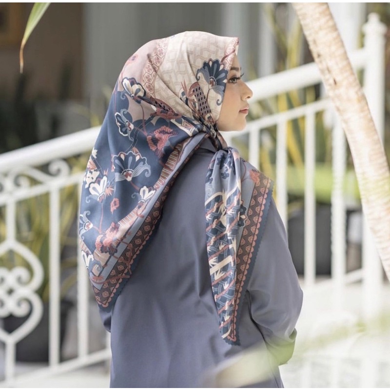 wana scarf wearing klamby