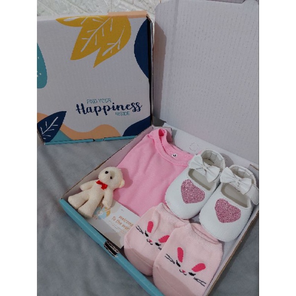 (4 IN 1 BABY BOY GIRL) HAMPERS KADO LAHIRAN BAYI GIFT BOX SEPATU BAJU JUMPER KUPLUK KAOS KAKI SEPATU FLATSHOES BONEKA MURAH MERIAH HADIAH LAHIRAN-PINK HATI
