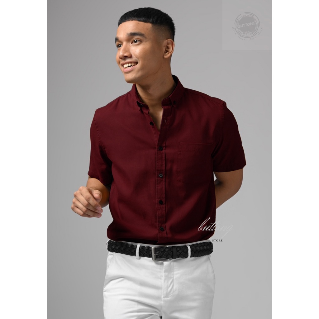 kemeja pendek linen polos slim fit hem kasual berwarna merah maron kekinia berukuran