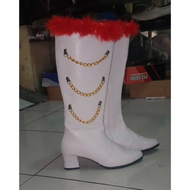 Sepatu mayoret putih