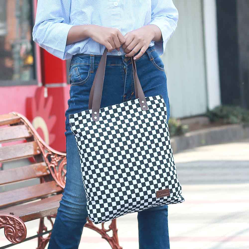 Tas Totebag Wanita Kekinian motif Kotak-kotak muat untuk bawa laptop || Warna Hitam Putih - 010