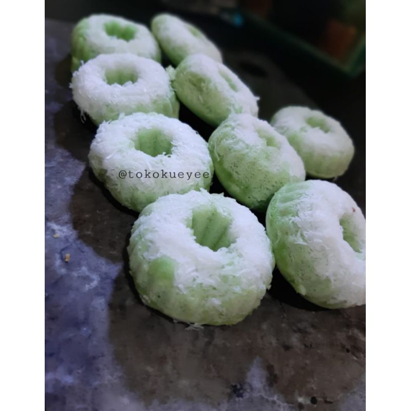 

PUTU AYU DENGAN TABURAN KELAPA