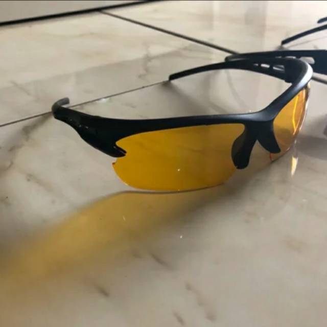 Kacamata sepeda atau olahraga outdoor