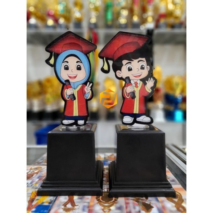 patung figur wisuda akrilik free nama