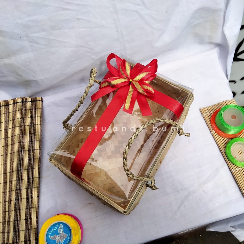 

Besek Bingkisan 30x20/hantaran/nikahan/seserahan/hampers/bingkisan/wedding/hadiah/giftbox/keranjang/wadah makanan/gift/sembako/roti/cake/nasi/catering/nasi box/food/lamaran/tradisi/craft