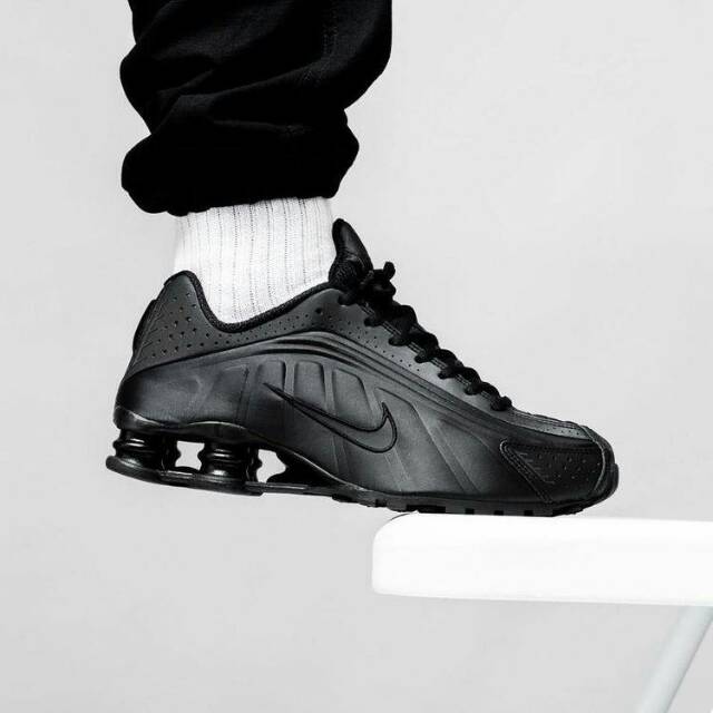 nike shox r4 all black