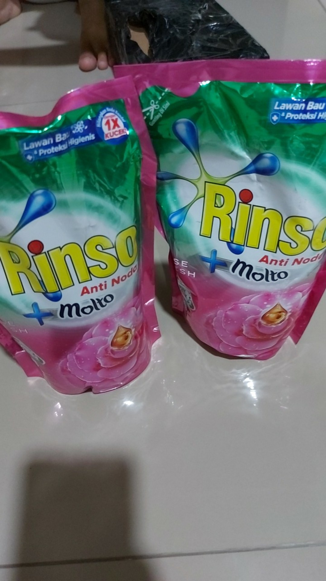 Rinso Cair Molto Rose Fresh & Perfume Essence  750 Ml