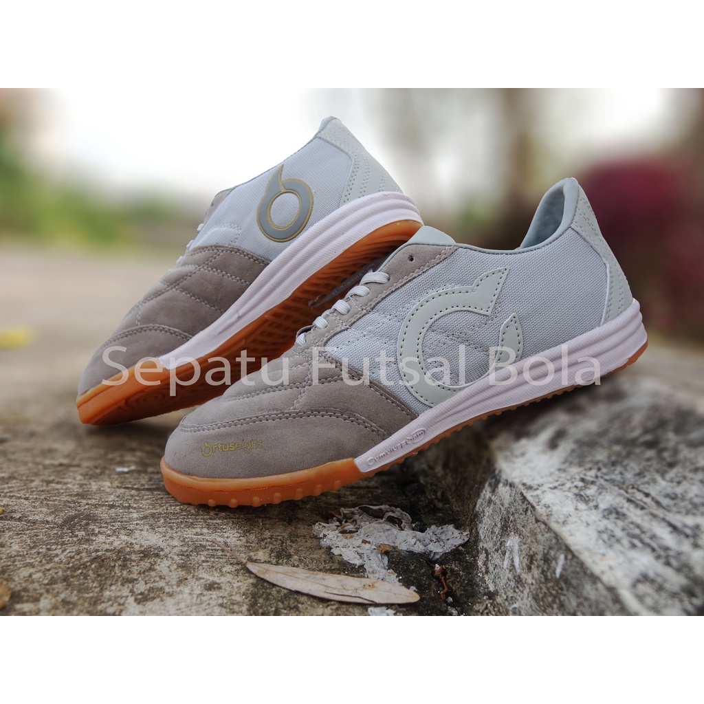 sepatu futsal ortus jogosala roulette abu abu terbaru termurah Komponen nutmeg pria