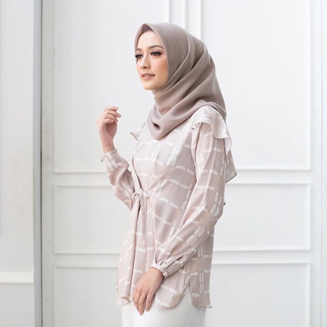 Emily blouse wearing klamby