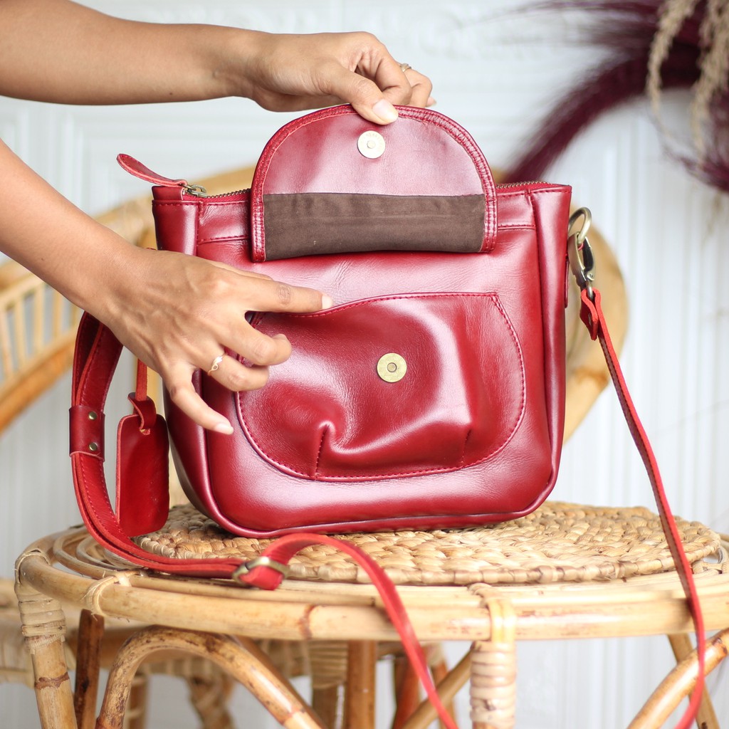 TAS SELEMPANG WANITA KULIT SAPI ASLI ELLENA MAROON / FREE GRAVIR NAMA DI GANTUNGAN TAS