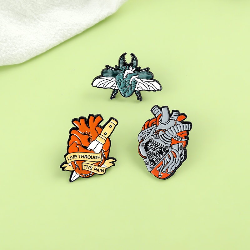 Bros Pin Enamel Bentuk Hati / Pisau / Hati / Serangga 3 Gaya Untuk Hadiah Teman