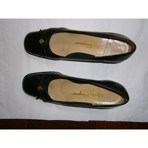 Sepatu wanita Salvatore Ferragamo